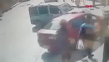 Aracına aldığı otostopçu aracını çaldı