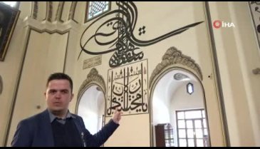 Turist rehberi Bursa Ulu Cami'nin bilinmeyen özelliklerini anlattı