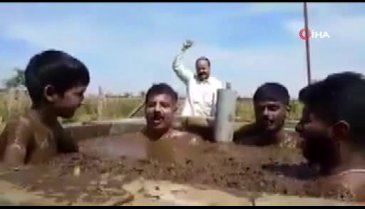Hindistan'da korona endişesiyle ineğin dışkısıyla duş alıyorlar