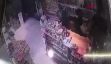 Markette anne ve kızı darp etti