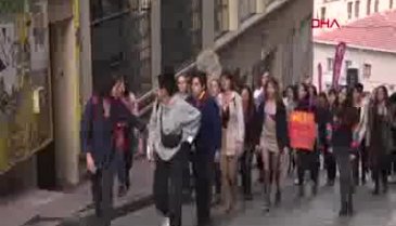 İstiklal Caddesi'nde yürümek isteyen kadınlara müdahale