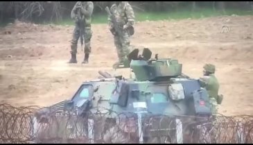 Sınırda Yunan askerinden sığınmacılara 'sizi keseceğim' hareketi!