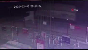 Bursa'da damperi açılan odun kamyonu düz yolda böyle devrildi