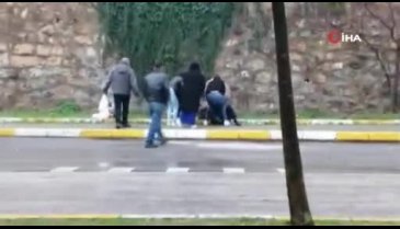 Erkek arkadaşına saldıran kişiyi tekmeledi!