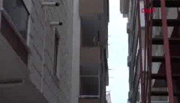6 aylık kardeşi kucağından kayıp 3'üncü kattan düştü
