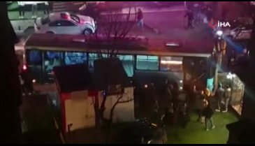Freni boşalan halk otobüsü kaldırıma çıktı