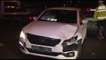 Otomobiller çarpıştı trafik durma noktasına geldi