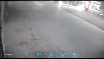 Bursa'da önce kamyona, ardından elektrik direğine çarptı