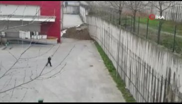 Fabrikanın istinat duvarı çöktü