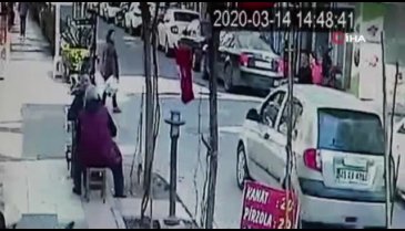 Motosikletli gençler ölümden kıl payı kurtuldu