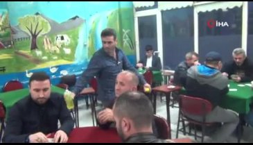 Bursa'da kahveciler müşterilerine kolonya ikram ediyor