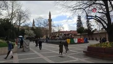 Bursa'da binlerce kişinin saf tuttuğu Ulu Cami boş kaldı