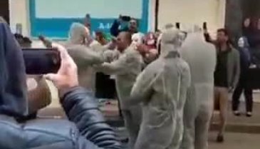 Bursa'da sokak düğününe medikal tulumla katıldılar