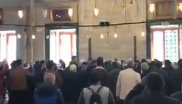 Cemaatle, 'toplu namaz kılmayın' uyarısında bulunan imam arasında tartışma!