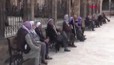 Caminin kapatılmasına tepki gösteren bir kişi kapıyı kırmak istedi