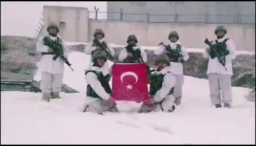 Mehmetçik de sağlık çalışanlarını alkışladı