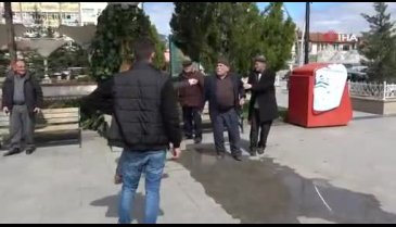 Yaşlı adam habercilere hakaret edip bıçak çekti