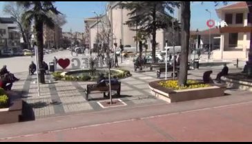 Bursa İnegöl'de oturma bankları şeritle kapatıldı!