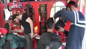Bursa'da berberler ve kuaförler kepenklerini indirdi