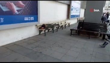 Bursa'da 70 yaşındaki adam belediye meydanında sızıp kaldı