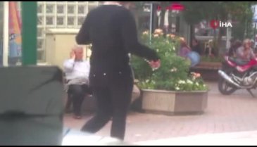 Bankta oturan yaşlılara sulu ikaz