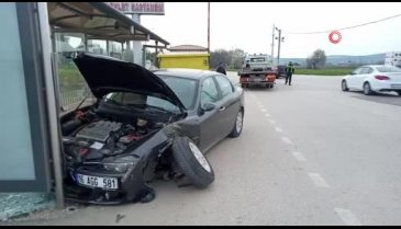 Bursa'da hızını alamayan alkollü sürücü, durağa daldı
