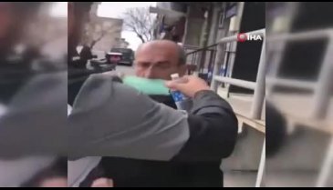 Yaşlı adamı zorla durdurdular, maske takıp başına kolonya döktüler!