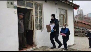 Bursa'da polis memurundan evde kalan yaşlılara duygulandıran sözler