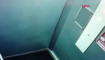 Asansör düğmesine elleri yerine ayağıyla bastı! Tepki çekti