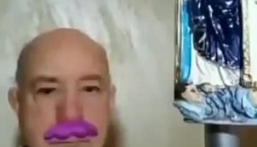 İnternet üzerinden ayin yapan İtalyan rahip, filtreleri açık unuttu
