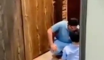 Çocuğuna sarılamayan doktor gözyaşlarına boğuldu