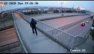 Üst geçitte karşılaştığı kadının çantasını gasp etti