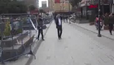 Cami avlusunda namaz kıldılar!