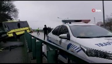 Bursa'da feci kaza! Otobüs yoldan çıktı köprüde asılı kaldı