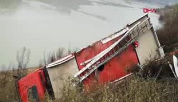 Bursa'da yangına müdahaleye giden itfaiye aracı takla attı: 2 yaralı