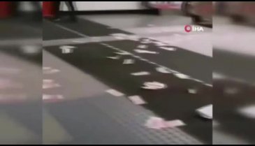 Metroda saçılan paralara "korona" korkusuyla kimse dokunamadı