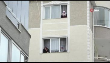 Bursa'da evden çıkamayan komşular camdan cama gün yaptı