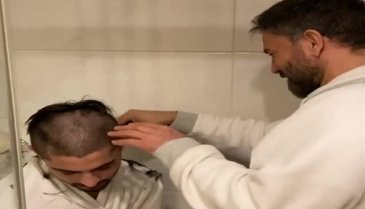 İzzet Yıldızhan oğlunun saçını kesti