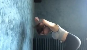 Mine Tugay evde yoga yapıyor