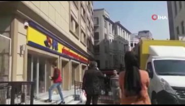 Postanenin ilaçlanmak için kapatılmasına kızan adam ortalığı birbirine kattı