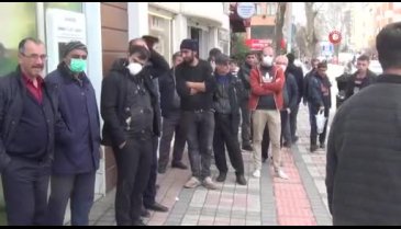 Bursa'da banka önlerinde ürküten kalabalık
