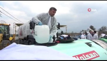 Bursa'da köy muhtarları mikropları traktörleriyle öldürdü