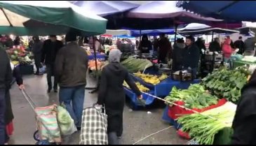 Bursa'daki pazarda koronavirüse davet!