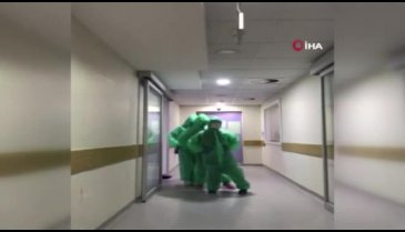 Yoğun bakım çalışanlarından 'penguen dansı'