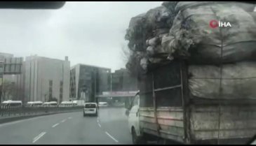 Aşırı yüklü kamyonet, trafikte tehlike saçtı