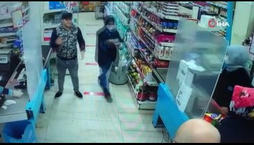 Maskesiz alışveriş yapmak isteyen kişi vatandaşlarla tartıştı