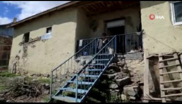 Yaşlı adam, kavalıyla "evde kalın" mesajı verdi