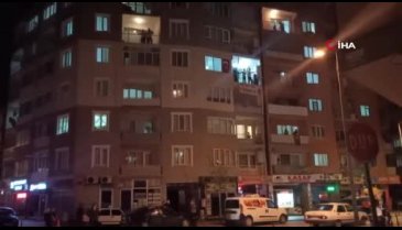 Müzik çalıp balkonda göbek attılar