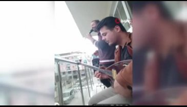 Bursa'da sağlıkçılara balkondan konsere, polisten sosyal mesafe uyarısı
