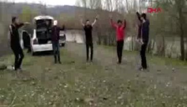 Bingöl'de sosyal mesafeyi koruyarak halay çektiler